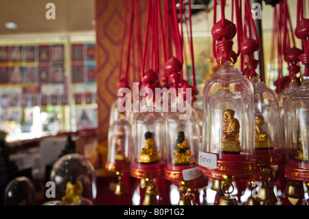 Buddhistische Amulette zum Verkauf an Wat Huay Mongkol Tambon Registerkarte Tai, einem Tempel ca. 20km außerhalb von Hua Hin, Thailand. Stockfoto