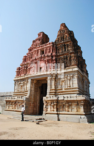 Gebrochene Gopuram, Vittala Tempel, Hampi, Karnataka, Indien. Stockfoto