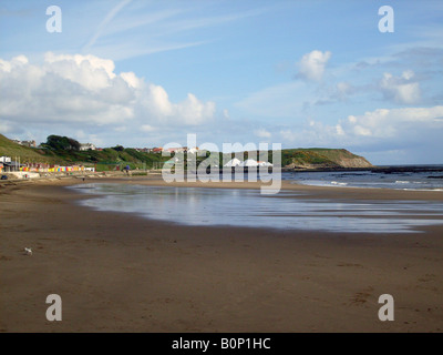 Einen Überblick über die malerischen Strand auf der Nordseite der Stadt Scarborough, North Yorkshire, England. Stockfoto