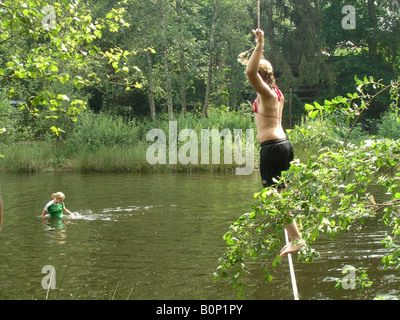 Student Kreuzung Fluß Strickleiter Stockfoto