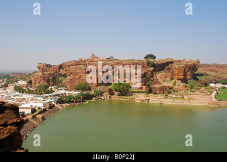 Ein Blick auf See von Badami Höhlen, Badami, Karnataka, Indien Stockfoto