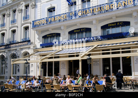 Gäste vor einem Restaurant in der Place Chateaubriand in St Malo Brittany France Stockfoto