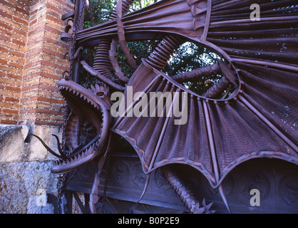 Dekorative Drachen am Tor von Antoni Gaudi Pavellons Güell Barcelona Catalunya Spanien Stockfoto