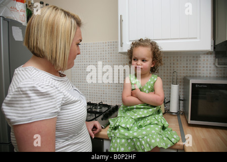 Mutter erzählt ihre hartnäckige Kleinkind Tochter aus den schrecklichen Zweiern. Stockfoto