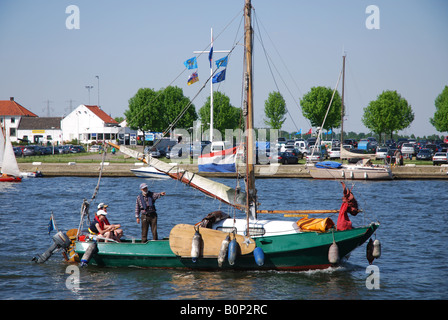 Vintage Segelboot an Maas in der Nähe von Roermond Limburg Niederlande Stockfoto