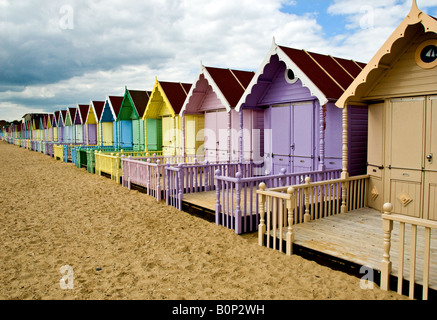 Eine Reihe von bunten Badekabinen am West Mersea Strand in Essex.
