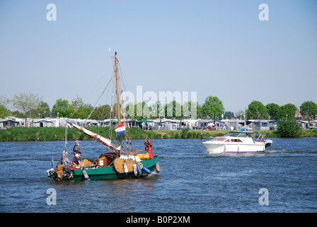 Vintage Segelboot an Maas in der Nähe von Roermond Limburg Niederlande Stockfoto