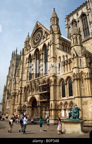 Eingang zum York Minster die größte gotische Kathedrale in Europa Minster yard York North Yorkshire England uk Stockfoto