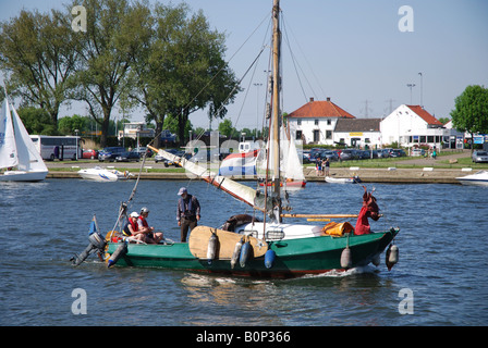 Vintage Segelboot an Maas in der Nähe von Roermond Limburg Niederlande Stockfoto