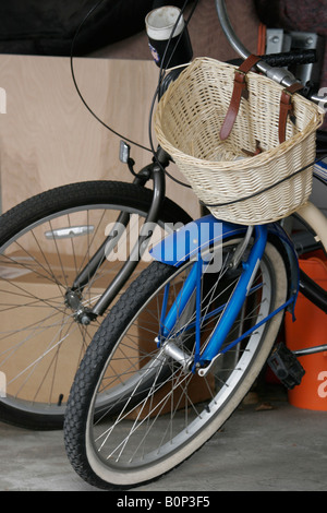 Zwei Fahrräder in einer garage Stockfoto