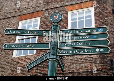 touristischer Wegweiser zeigen Richtungen zu beliebten Sehenswürdigkeiten Münsters Hof York North Yorkshire England uk Stockfoto