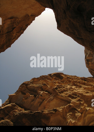 Schaut zum Himmel empor aus dem kleinen Siq oder Schlucht zu Little Petra oder Al Beidha, Wadi Musa, Jordanien, Naher Osten Stockfoto