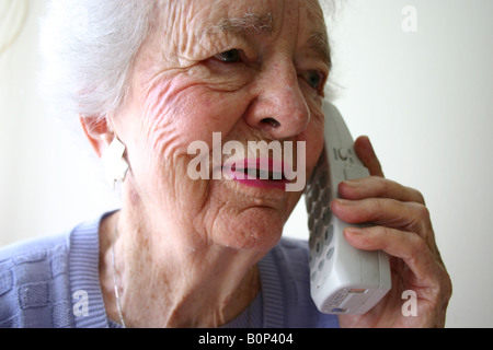 ältere Frau sprechen am Telefon Closeup, Alter neunzig Stockfoto