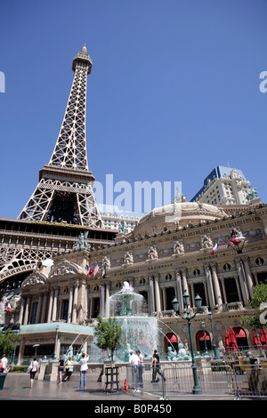 Paris Hotel &amp; Casino, Las Vegas, Nevada. Eine halbe Größe Replik auf den Eiffelturm gesehen vom Strip entfernt. Stockfoto