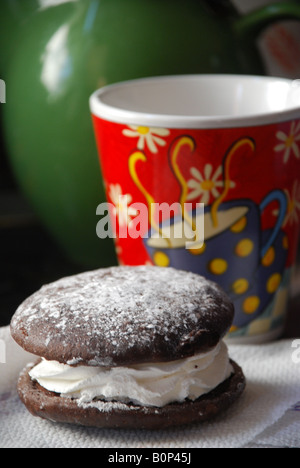 Ein Whoopie Pie ist ein beliebtes Dessert, das traditionelle zu Pennsylvania Dutch Kultur und New England. Stockfoto