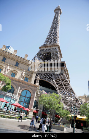 Paris Hotel &amp; Casino, Las Vegas, Nevada. Eine halbe Größe Replik auf den Eiffelturm gesehen vom Strip entfernt. Stockfoto