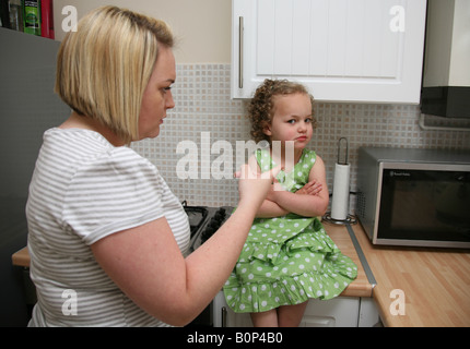 Mutter erzählt ihre hartnäckige Kleinkind Tochter aus den schrecklichen Zweiern. Stockfoto