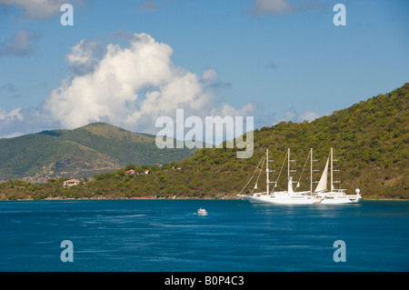 Segelschiffe verankert in einer Bucht in der Nähe von Tortola British Virgin Islands Stockfoto