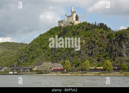 Marksburg Schloss hoch über Braubach am Rhein, Deutschland. Stockfoto