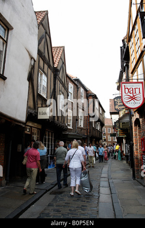 zeigen Sie auf den Trümmern einer mittelalterlichen Straße York North Yorkshire England Vereinigtes Königreich an Stockfoto