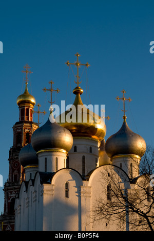 Kathedrale unserer lieben Frau und Glockenturm in Moskauer Nowodewitschi-Kloster am Abend eines Wintertages Stockfoto