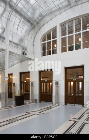 Wien, Postsparkassenamt (1904-1912) von Otto Wagner Erbaut, Schalterhalle Mit Glasdach Stockfoto