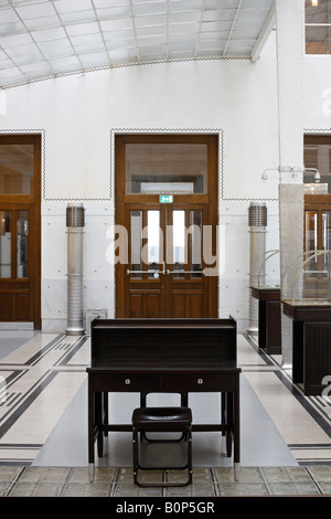 Wien, Postsparkassenamt (1904-1912) von Otto Wagner Erbaut, Schalterhalle Mit Glasdach Und Möbeln Stockfoto