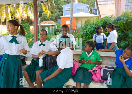 Lokale Schulkinder warten auf einen Bus in Road Town Tortola British Virgin Islands Stockfoto