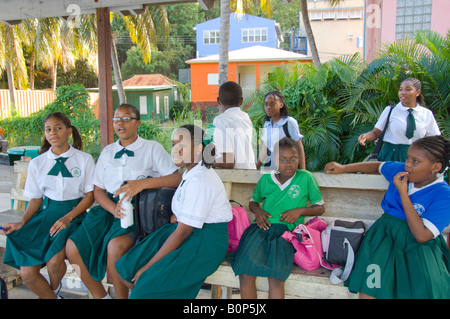 Lokale Schulkinder warten auf einen Bus in Road Town Tortola British Virgin Islands Stockfoto