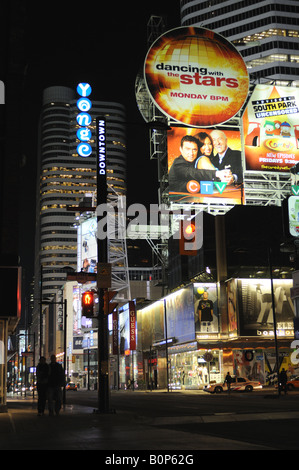 Blick nach Süden in Richtung Yonge und Dundas, von Yonge an Edward, in der Innenstadt von Toronto Stockfoto