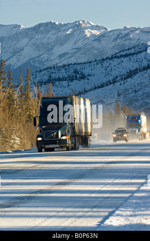 LKW-Verkehr auf der Autobahn durch den Jasper National Park im Winterschnee Stockfoto