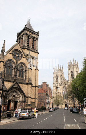 Duncombe platzieren, St Wilfrids katholische Kirche auf der linken Seite und York Minster im Hintergrund York North Yorkshire England uk Stockfoto