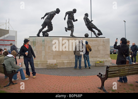 Stoke City 2 Bristol City 1 19. April 2008 Fans trinken durch die Stanley Matthews-Statue Stockfoto