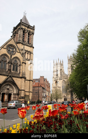 Duncombe platzieren, St Wilfrids katholische Kirche auf der linken Seite und York Minster im Hintergrund York North Yorkshire England uk Stockfoto