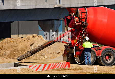 Transport und Trucking / A Beton-LKW und Operator.Melbourne Victoria Australien. Stockfoto