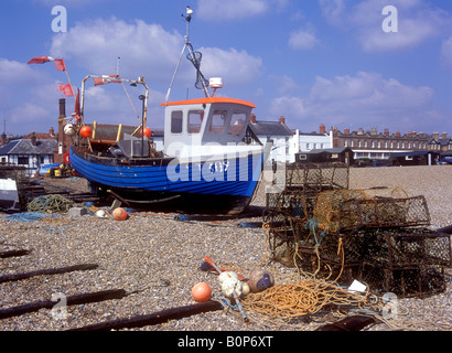 Aldeburgh - Angelboote/Fischerboote auf dem Kiesstrand Stockfoto