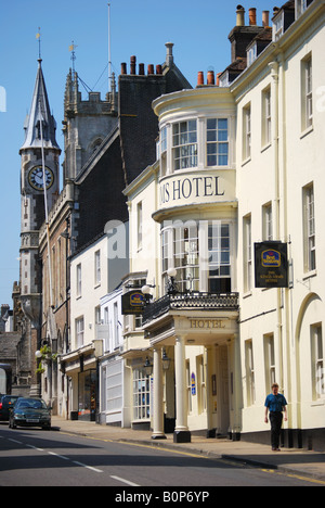 Blick auf hohe Oststraße zeigt Kings Arms Hotel, Dorchester, Dorset, England, Vereinigtes Königreich Stockfoto