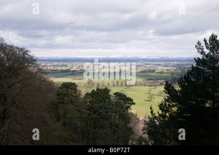 Der Blick auf die Cheshire Ebene von Alderley Edge nach leichtem Schnee. Cheshire UK. Stockfoto