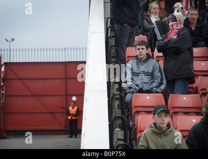 Stoke City 2 Bristol City 1 19. April 2008 Fans Forschungsarbeiten zur Halbzeit warm zu halten Stockfoto