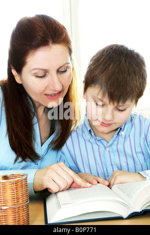 Lehrer oder Betreuer helfen Schuljunge zu studieren Stockfoto