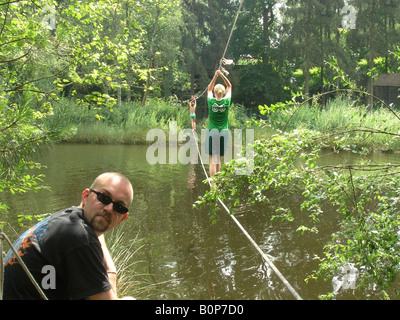 Student Kreuzung Fluß Strickleiter Stockfoto