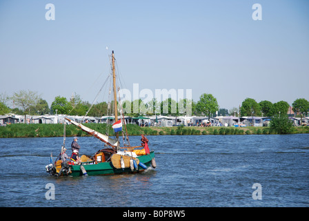 Vintage Segelboot an Maas in der Nähe von Roermond Limburg Niederlande Stockfoto