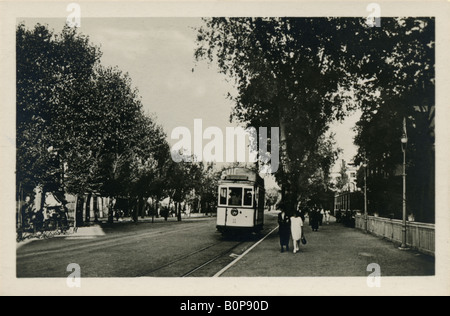 Straßenbahn mit paar Wandern in Straße Venezia Venedig Lido, Viale S. Maria Elisabetta Italien, ca. 1920 Stockfoto