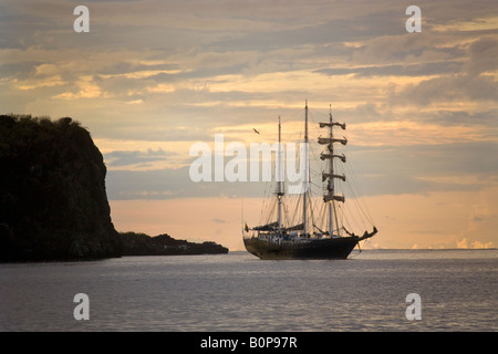 Segelschiff in der Nähe der Insel Espanola auf den Galapagos-Inseln vor der Küste von Ecuador Stockfoto