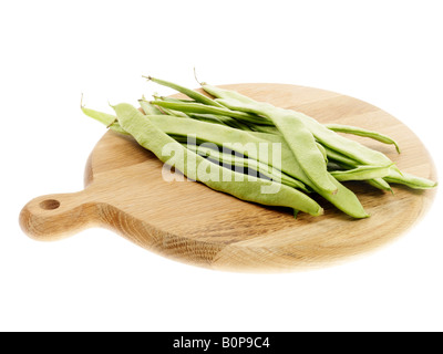 Frische reife Roh ungekocht Green Runner Bohnen Gemüse gegen einen weißen Hintergrund mit keine Menschen und einen Freistellungspfad isoliert Stockfoto
