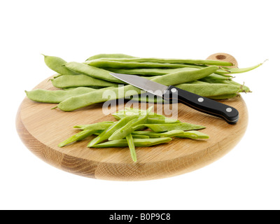 Frische reife Roh ungekocht Green Runner Bohnen Gemüse gegen einen weißen Hintergrund mit keine Menschen und einen Freistellungspfad isoliert Stockfoto