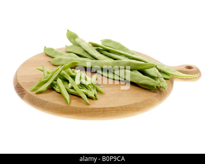Frische reife Roh ungekocht Green Runner Bohnen Gemüse gegen einen weißen Hintergrund mit keine Menschen und einen Freistellungspfad isoliert Stockfoto