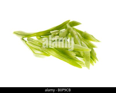 Frische reife Roh ungekocht Green Runner Bohnen Gemüse gegen einen weißen Hintergrund mit keine Menschen und einen Freistellungspfad isoliert Stockfoto