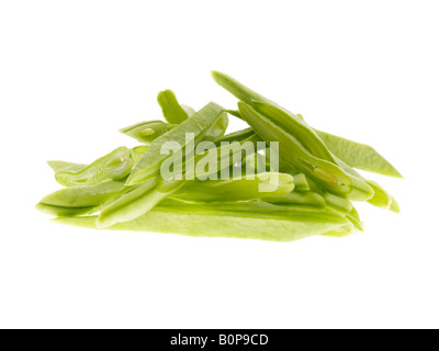 Frische reife Roh ungekocht Green Runner Bohnen Gemüse gegen einen weißen Hintergrund mit keine Menschen und einen Freistellungspfad isoliert Stockfoto