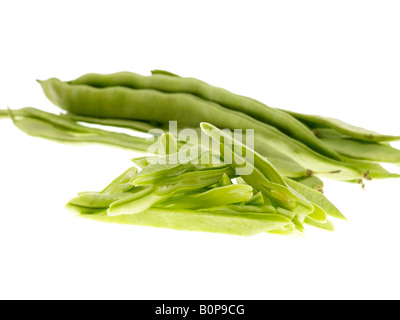 Frische reife Roh ungekocht Green Runner Bohnen Gemüse gegen einen weißen Hintergrund mit keine Menschen und einen Freistellungspfad isoliert Stockfoto
